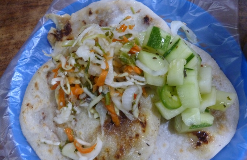 Pupusas, plato típico salvadoreño acompañadas por curtido de repollo y pepino curtido. | Karen Aparicio